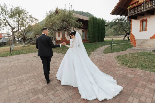 Foto Casamento Noivo Terno Preto Noiva Longo Vestido Branco Caminham — Fotografia de Stock