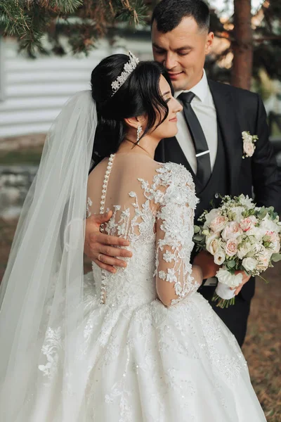 Esküvői Portré Természetben Barna Menyasszony Vőlegény Egy Fehér Hosszú Ruhát — Stock Fotó