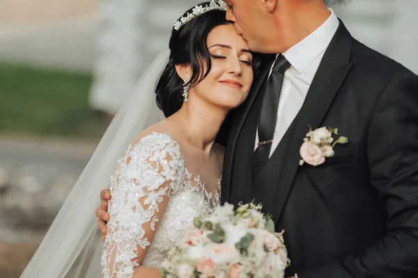 Esküvői Portré Természetben Barna Menyasszony Vőlegény Egy Fehér Hosszú Ruhát — Stock Fotó