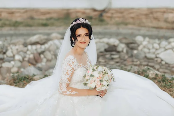 Menyasszony Arcképe Természetben Egy Barna Menyasszony Koronával Fején Fehér Terjedelmes — Stock Fotó
