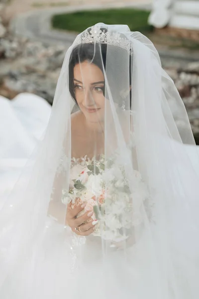 Porträt Der Braut Der Natur Eine Brünette Braut Mit Einer — Stockfoto