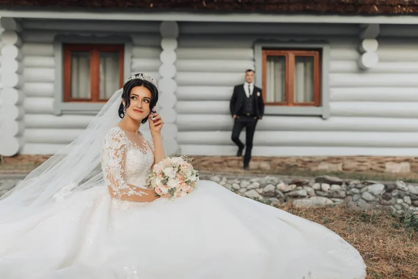 Porträt Der Braut Der Natur Eine Brünette Braut Mit Krone — Stockfoto