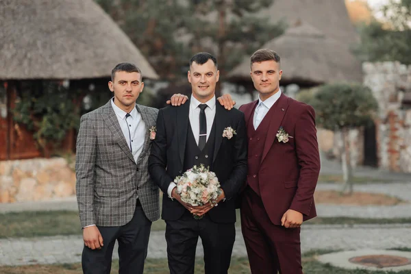 Foto Von Drei Männern Klassischen Anzügen Ein Mann Hält Einen — Stockfoto
