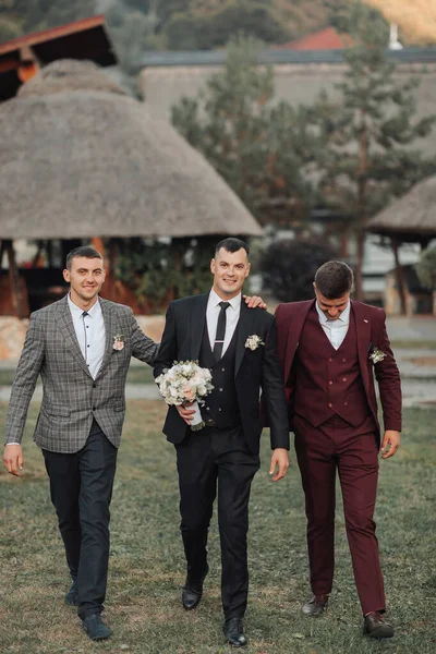 Photo Trois Hommes Costume Classique Homme Tient Bouquet Tout Tenant — Photo