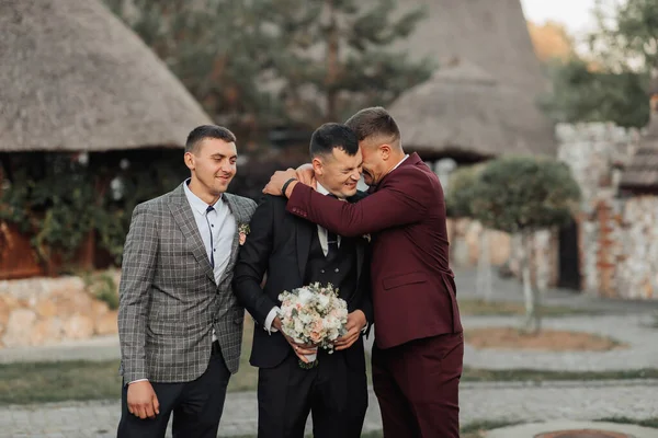 Foto Von Drei Männern Klassischen Anzügen Ein Mann Hält Einen — Stockfoto