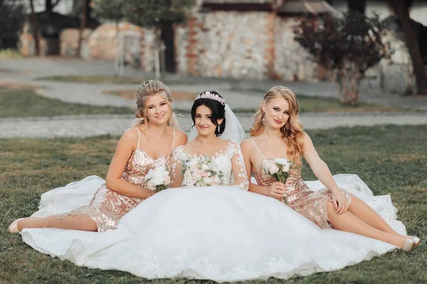 Una Novia Morena Elegante Vestido Blanco Con Una Corona Sus — Foto de Stock