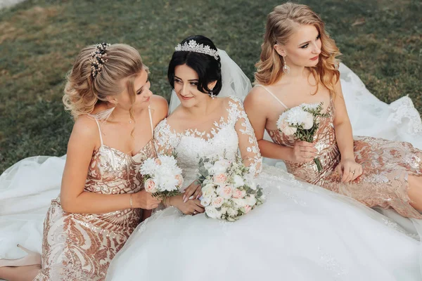 Brunetka Nevěsta Bílých Elegantních Šatech Korunou Její Blond Přátelé Zlatých — Stock fotografie