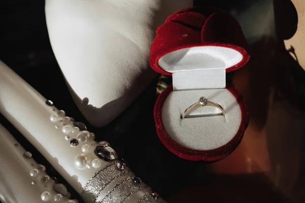 Gelinin Gümüş Nişan Yüzüğü Değerli Taşlar Beyaz Ayakkabılar Incilerle Süslenmiş — Stok fotoğraf