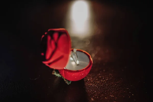 Серебряное Обручальное Кольцо Невесты Драгоценным Камнем Красной Коробке Стоит Столе — стоковое фото