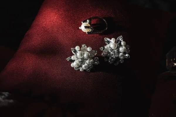 Ασημένιο Δαχτυλίδι Αρραβώνων Μαργαριτάρια Και Ασημένια Σκουλαρίκια Μαργαριτάρια Κόκκινο Φόντο — Φωτογραφία Αρχείου