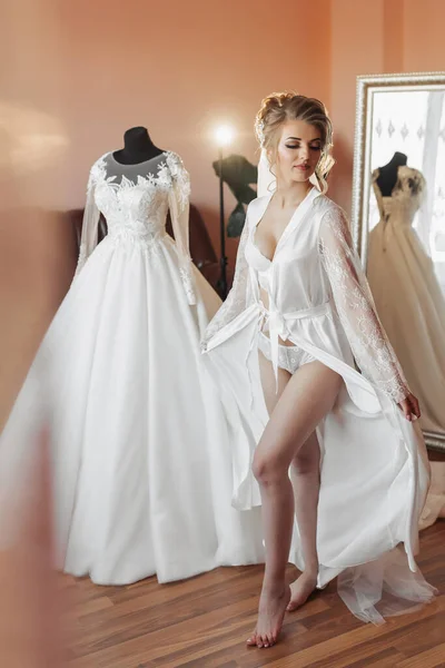 Біла Наречена Довгій Куртці Стоїть Своїй Кімнаті Позуючи Біля Весільної — стокове фото