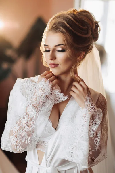 Eine Blonde Braut Langen Spitzenbesetzten Petticoat Steht Ihrem Zimmer Und — Stockfoto