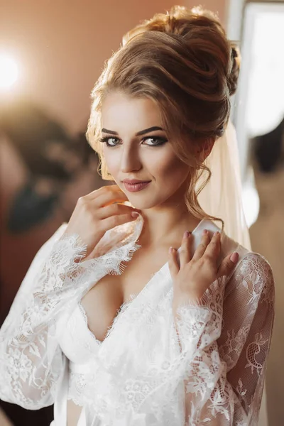 Eine Blonde Braut Langen Spitzenbesetzten Petticoat Steht Ihrem Zimmer Und — Stockfoto