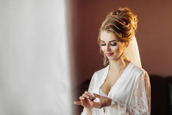 Eine Blonde Braut Langen Spitzenunterrock Steht Ihrem Zimmer Posiert Fenster — Stockfoto