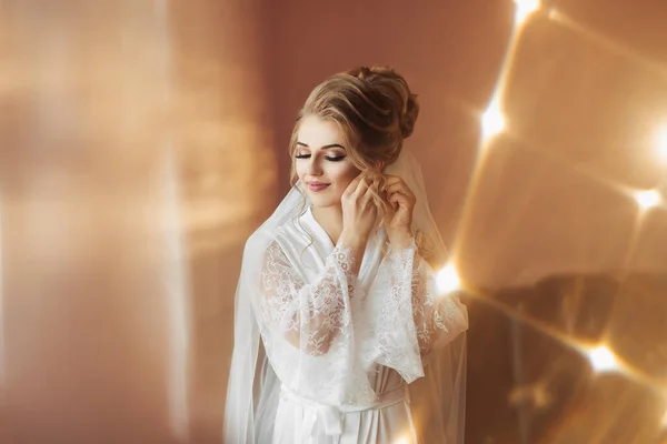 Eine Blonde Braut Langen Spitzenunterrock Steht Ihrem Zimmer Posiert Fenster — Stockfoto