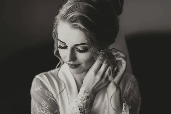 Zwart Wit Foto Een Blonde Bruid Een Lange Kanten Petticoat — Stockfoto