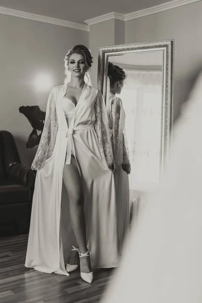 Schwarz Weiß Foto Eine Blonde Braut Langen Spitzenunterrock Steht Ihrem — Stockfoto
