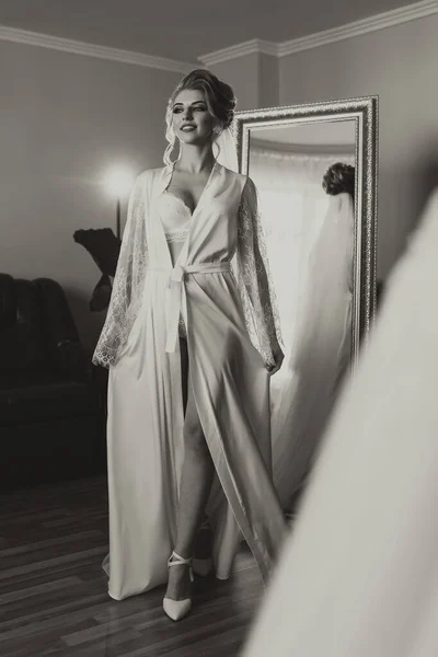 Černobílá Fotka Svém Pokoji Stojí Blonďatá Nevěsta Dlouhé Krajkové Spodničce — Stock fotografie