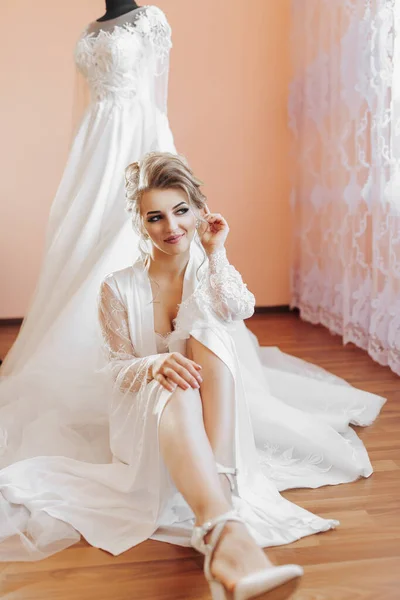 Eine Blonde Braut Langen Spitzenpetticoat Und Weißen Schuhen Sitzt Ihrem — Stockfoto