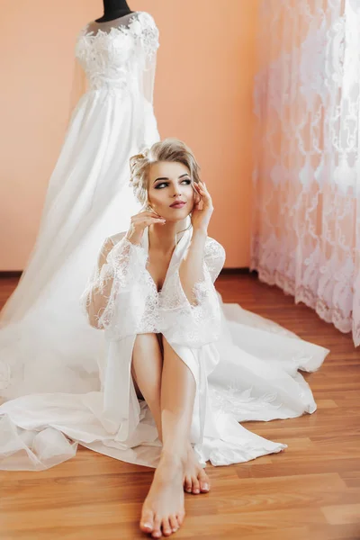 Blonďatá Nevěsta Dlouhé Krajkové Spodničce Bílých Botách Sedí Svém Pokoji — Stock fotografie