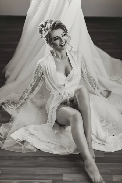Černobílá Fotka Blonďatá Nevěsta Dlouhé Krajkové Spodničce Bílých Botách Sedí — Stock fotografie