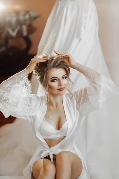 Eine Blonde Braut Einem Langen Spitzengewand Und Weißen Schuhen Sitzt — Stockfoto