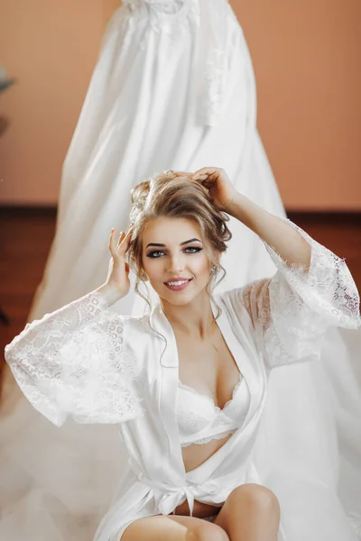 Une Mariée Blonde Longue Robe Dentelle Chaussures Blanches Est Assise — Photo