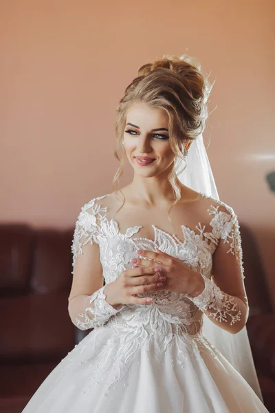 Blonde Braut Langärmeligem Spitzenkleid Steht Ihrem Zimmer Posiert Und Zieht — Stockfoto