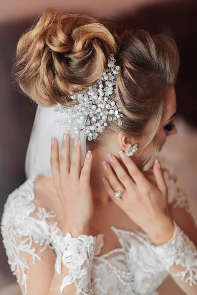 Ausgeschnittenes Foto Blonde Braut Schöne Hände Mit Einem Spitzenärmel Schönen — Stockfoto