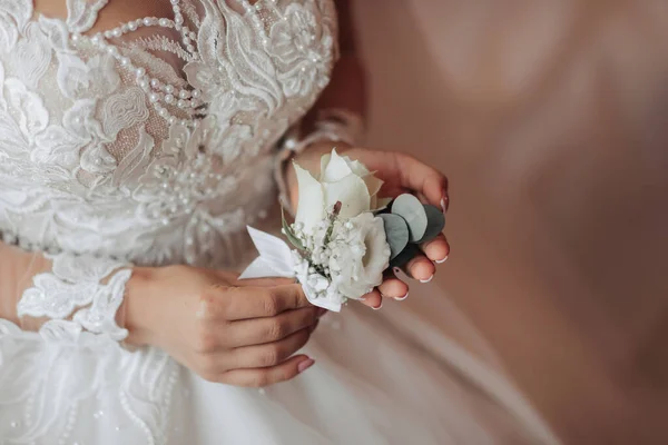 Обрезанное Фото Невеста Блондинка Бутоньеркой Красивые Руки Кружевным Рукавом Свадебный — стоковое фото