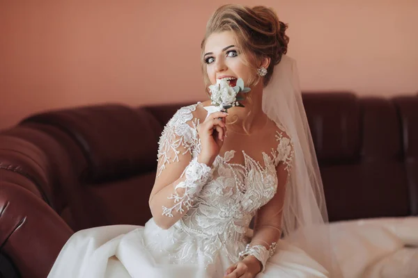 Blonde Braut Langärmeligen Spitzenkleid Sitzt Auf Einem Ledersofa Ihrem Zimmer — Stockfoto