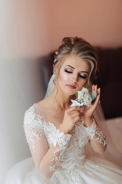 Blonde Braut Langärmeligen Spitzenkleid Sitzt Auf Einem Ledersofa Ihrem Zimmer — Stockfoto