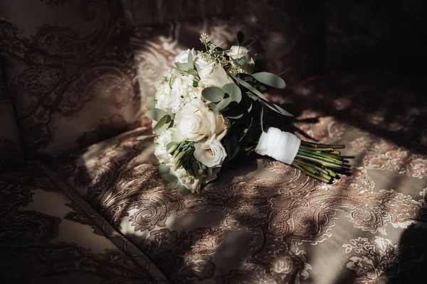 신랑의 결혼식을 액세서리 장미와 초목으로 꽃다발 가까이에 아름다운 그림자 — 스톡 사진