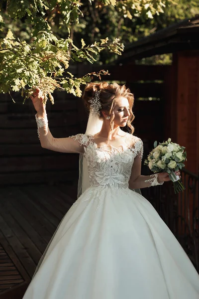 Blonde Braut Einem Spitzenkleid Mit Langen Ärmeln Posiert Neben Einem — Stockfoto