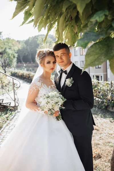 Retrato Casamento Noivo Terno Preto Uma Noiva Loira Ficar Abraçando — Fotografia de Stock