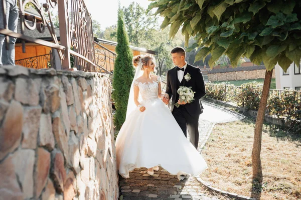 Retrato Casamento Noivo Terno Preto Noiva Loira Estão Perto Uma — Fotografia de Stock