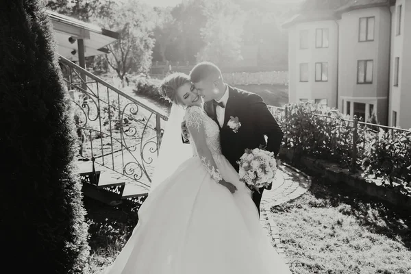 Retrato Casamento Foto Preto Branco Noivo Terno Preto Uma Noiva — Fotografia de Stock