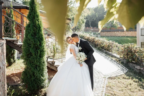 Retrato Casamento Noivo Terno Preto Uma Noiva Loira Ficar Abraçando — Fotografia de Stock