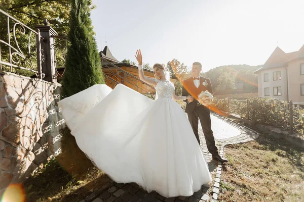 결혼식 금발의 신부는 아래에 근처에서 드레스를 공중에 — 스톡 사진