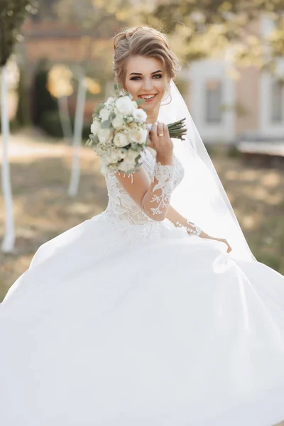 Hochzeitsporträt Eine Blonde Braut Einem Weißen Kleid Mit Schleppe Geht — Stockfoto