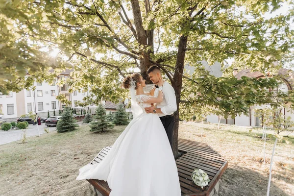Retrato Casamento Noivo Terno Preto Uma Noiva Loira Estão Abraçando — Fotografia de Stock