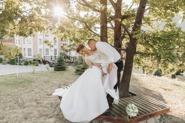 Retrato Casamento Noivo Terno Preto Noiva Loira Estão Beijando Abaixo — Fotografia de Stock