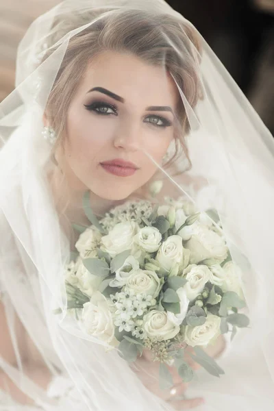 Lockige Blonde Braut Weißem Kleid Verhüllt Mit Schleier Posiert Mit — Stockfoto