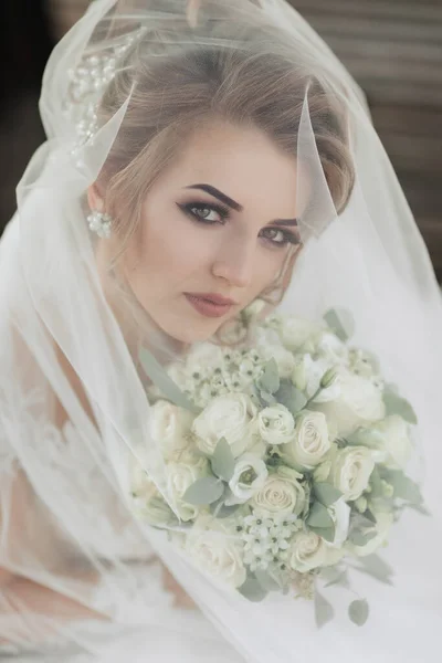 Kudrnatá Blond Nevěsta Bílých Šatech Pokrytá Závojem Pózuje Pro Fotoaparát — Stock fotografie