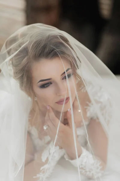 Kudrnatá Blond Nevěsta Bílých Šatech Pokrytá Závojem Pózuje Pro Fotoaparát — Stock fotografie