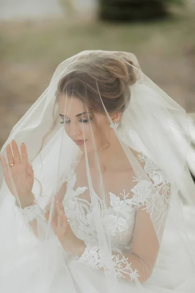 Lockige Blonde Braut Weißem Kleid Verhüllt Mit Schleier Posiert Mit — Stockfoto