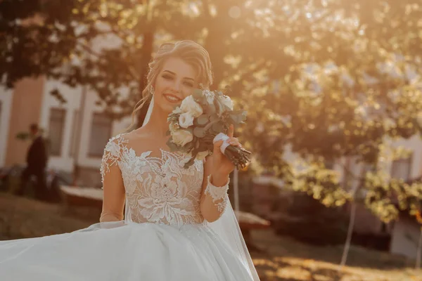 Svatební Portrét Blonďatá Nevěsta Bílých Šatech Vlakem Kráčí Usmívá Drží — Stock fotografie