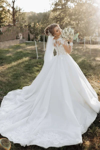 Hochzeitsporträt Eine Blonde Braut Weißen Kleid Mit Schleppe Und Spitzenärmeln — Stockfoto