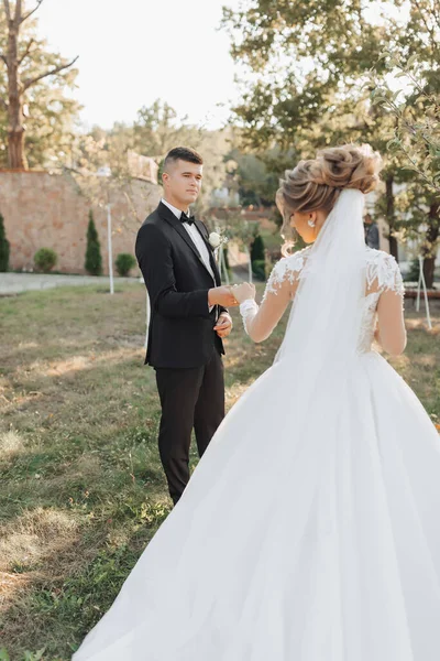 Ritratto Matrimonio Uno Sposo Vestito Nero Una Sposa Bionda Camminano — Foto Stock