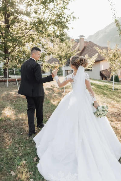 Hochzeitsporträt Ein Bräutigam Schwarzen Anzug Und Eine Blonde Braut Gehen — Stockfoto